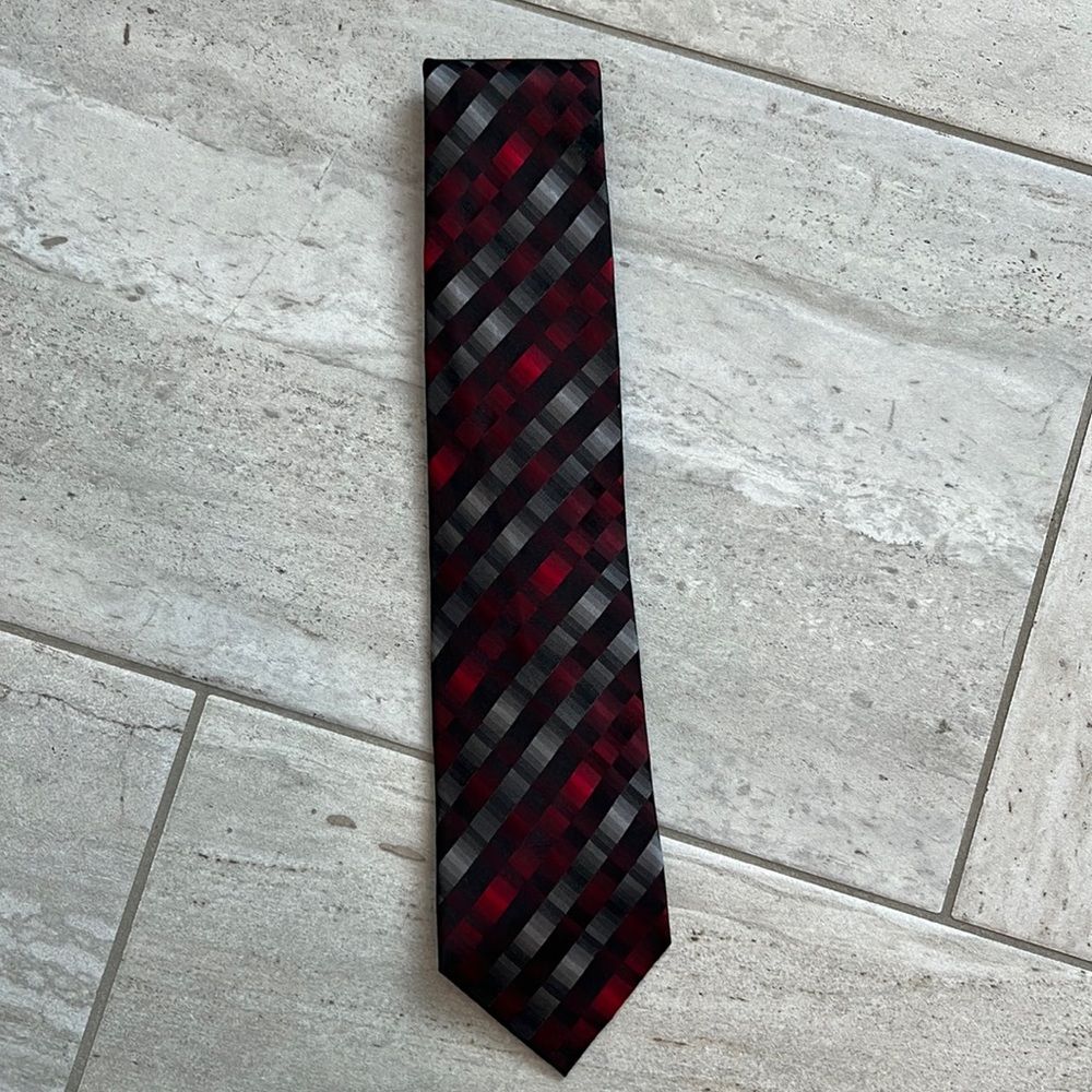 Geoffrey Beene tie black grey and red